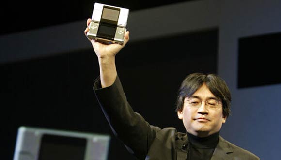 Satoru Iwata en la presentación mundial de la Nintendo DS